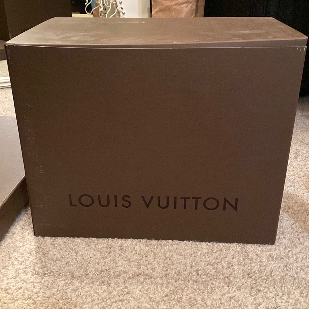 Louis Vuitton large bag box, foldable has scuffs